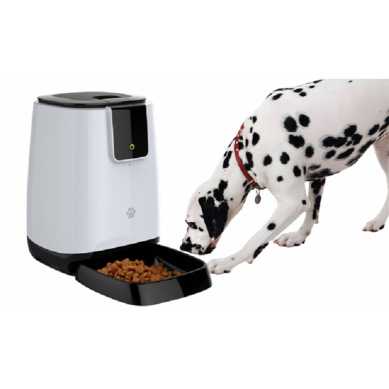 Remote control automatic feeder